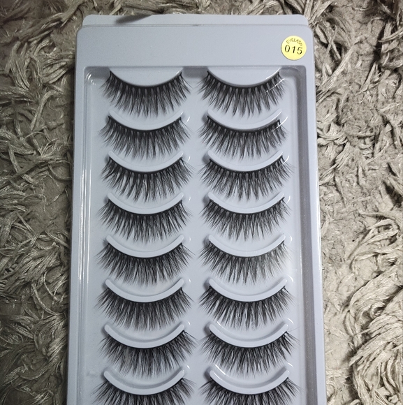 False eyelashes - Picture 1 of 3